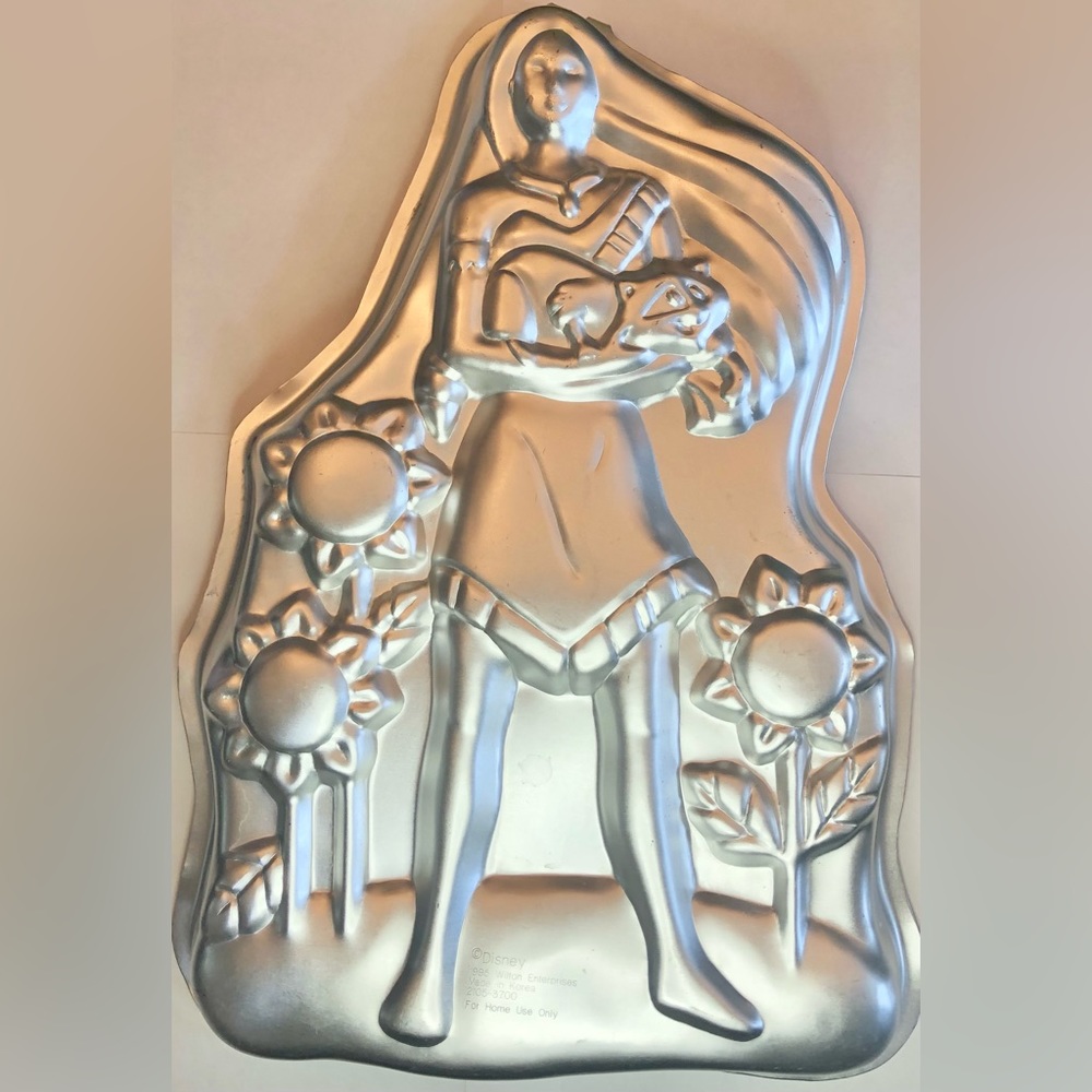 Vintage 1995 Wilton Pocahontas Holding Raccoon Cake Pan #2105-3700